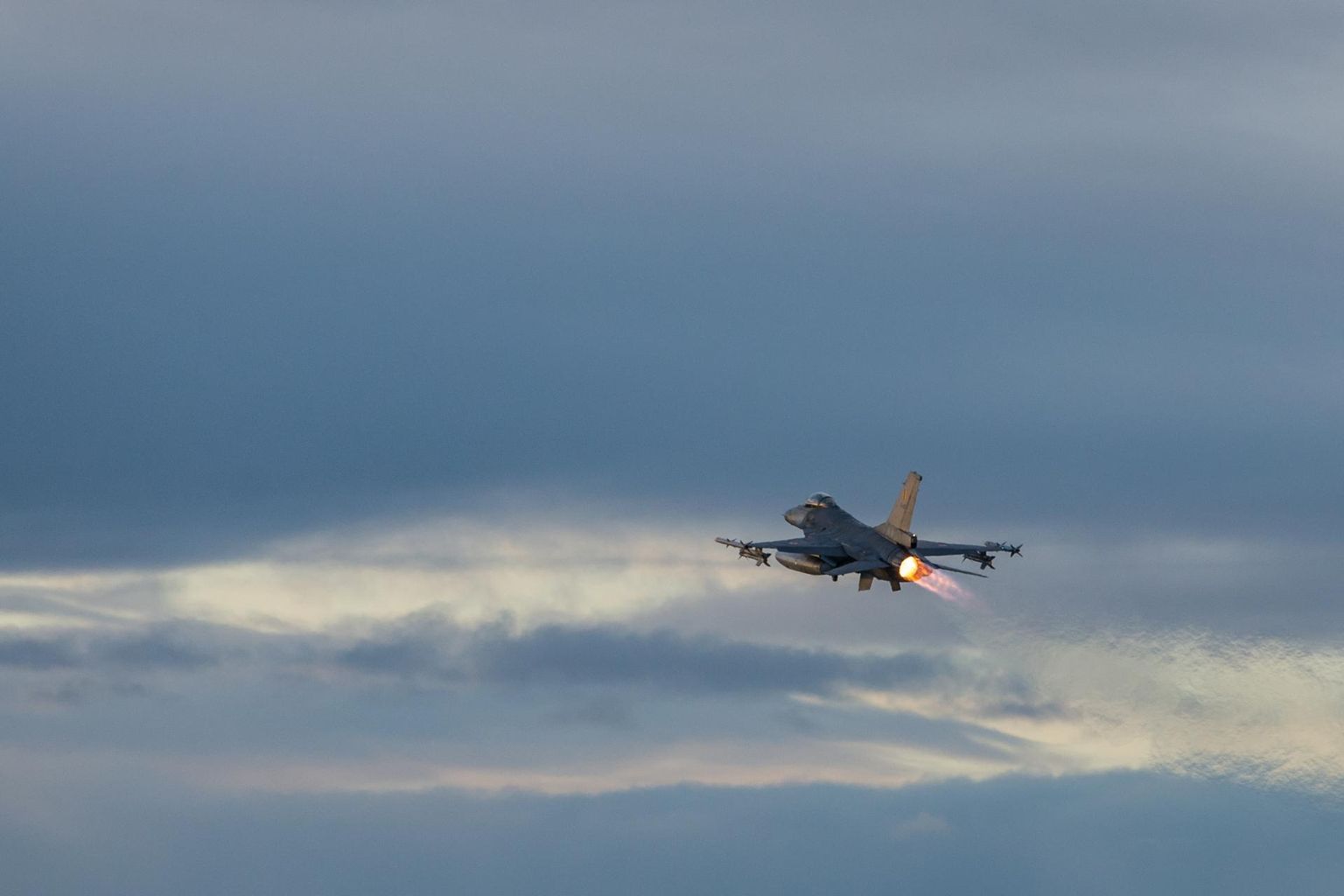 Belgia õhuväe piloodid harjutavad Eesti õhuruumis hävituslennukitega F-16.