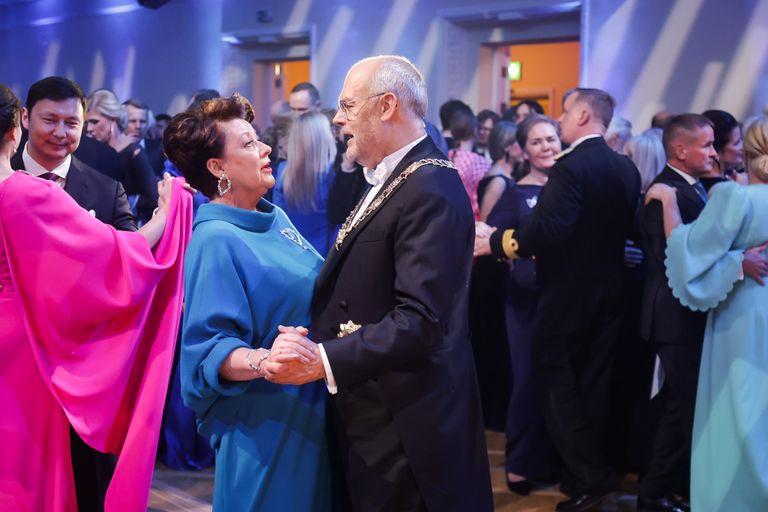 Vabariigi president Alar Karis koos abikaasa Sirjega pidulikul vastuvõtul Estonia kontserdisaalis tantsupõrandal.