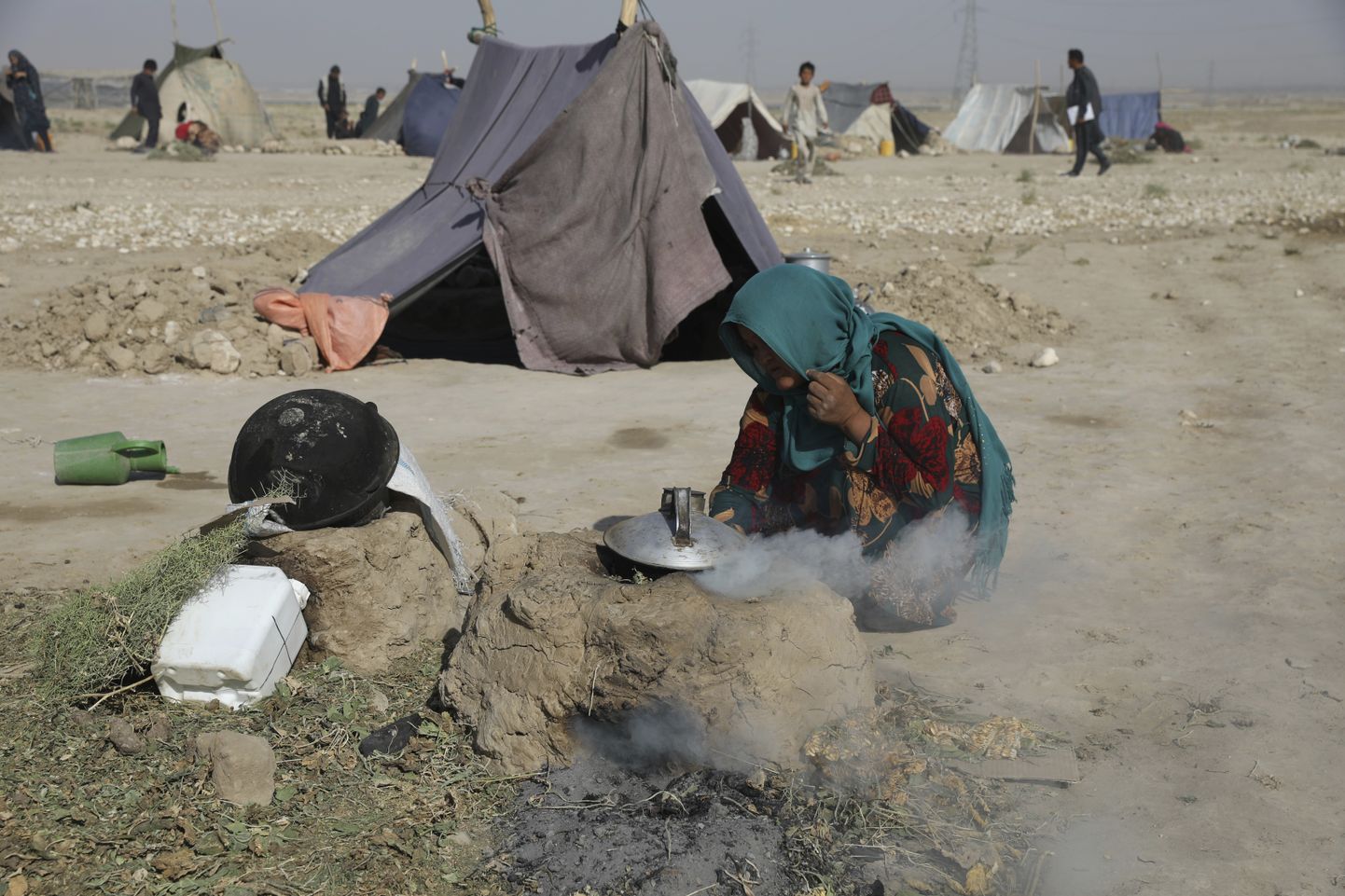 Afganistani naine keedab teed. Pildil olev naine ei ole looga seotud.