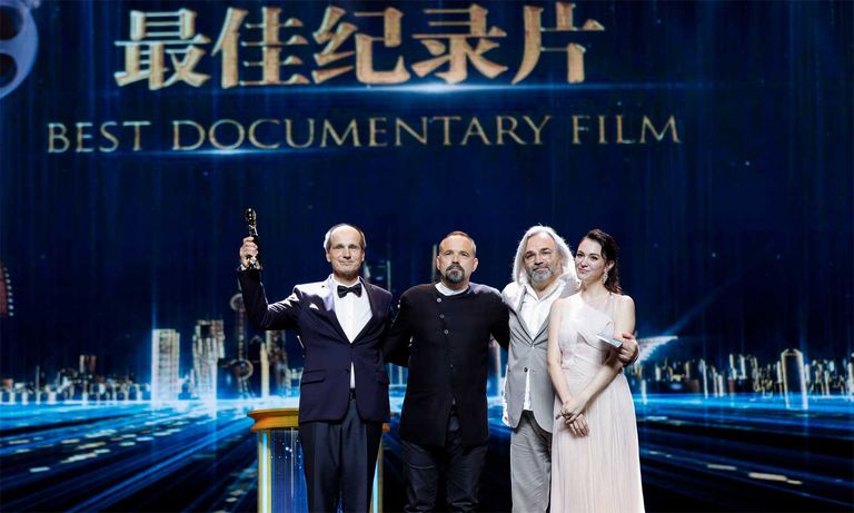 Filmas “Laika tilti” producenti Uldis Cekulis un Riho Vestriks saņem Šanhajas kinofestivāla Grand Prix no žūrijas priekšsēdētāja Viktora Kosakovska
