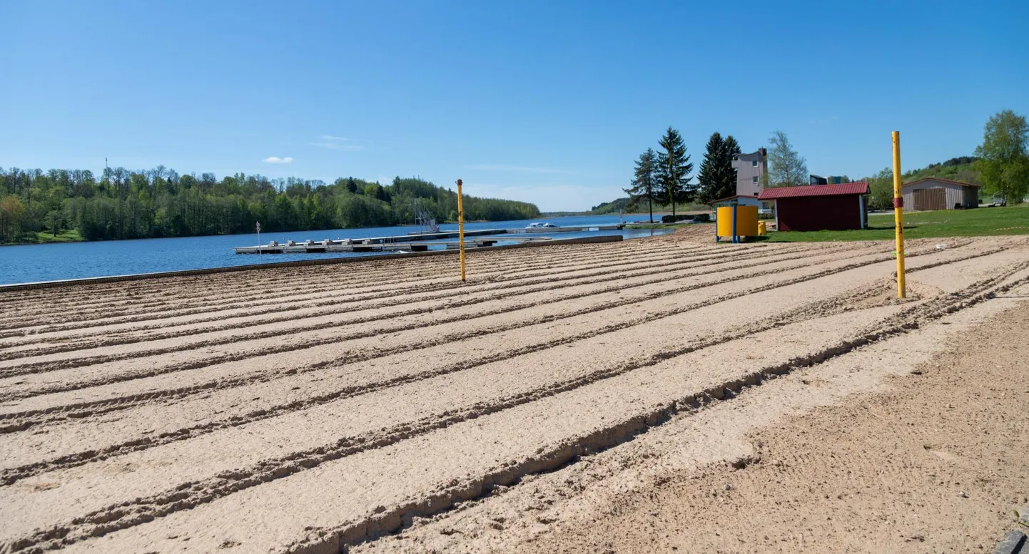 Uue hooaja ootuses on Viljandi järve rannas liivapinnast kohendatud. Pilt on tehtud 16. mail.
