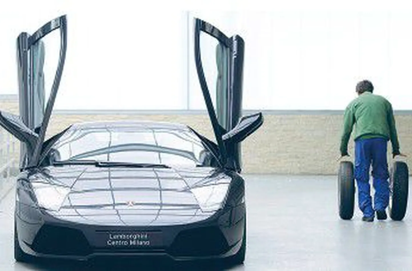 Полицейские рейды и повышение налогов на роскошь при­вели к снижению объема продаж дорогих автомобилей Lam­borghini в январе на 53 процента.
