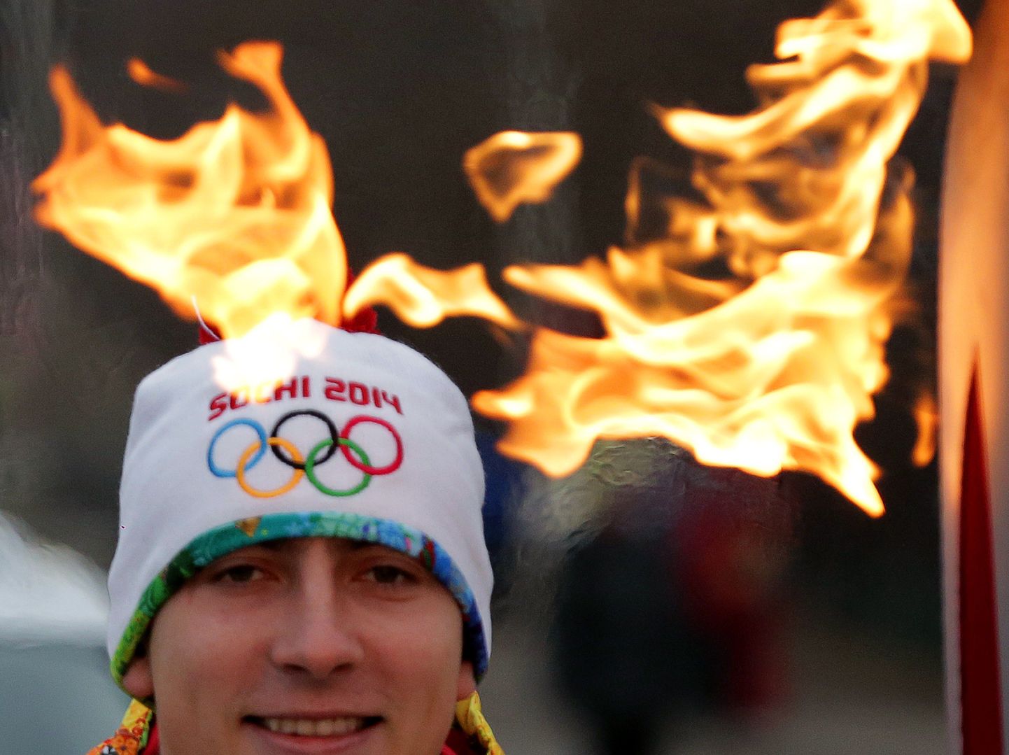 Один из участников Эстафеты олимпийского огня в Сибири.