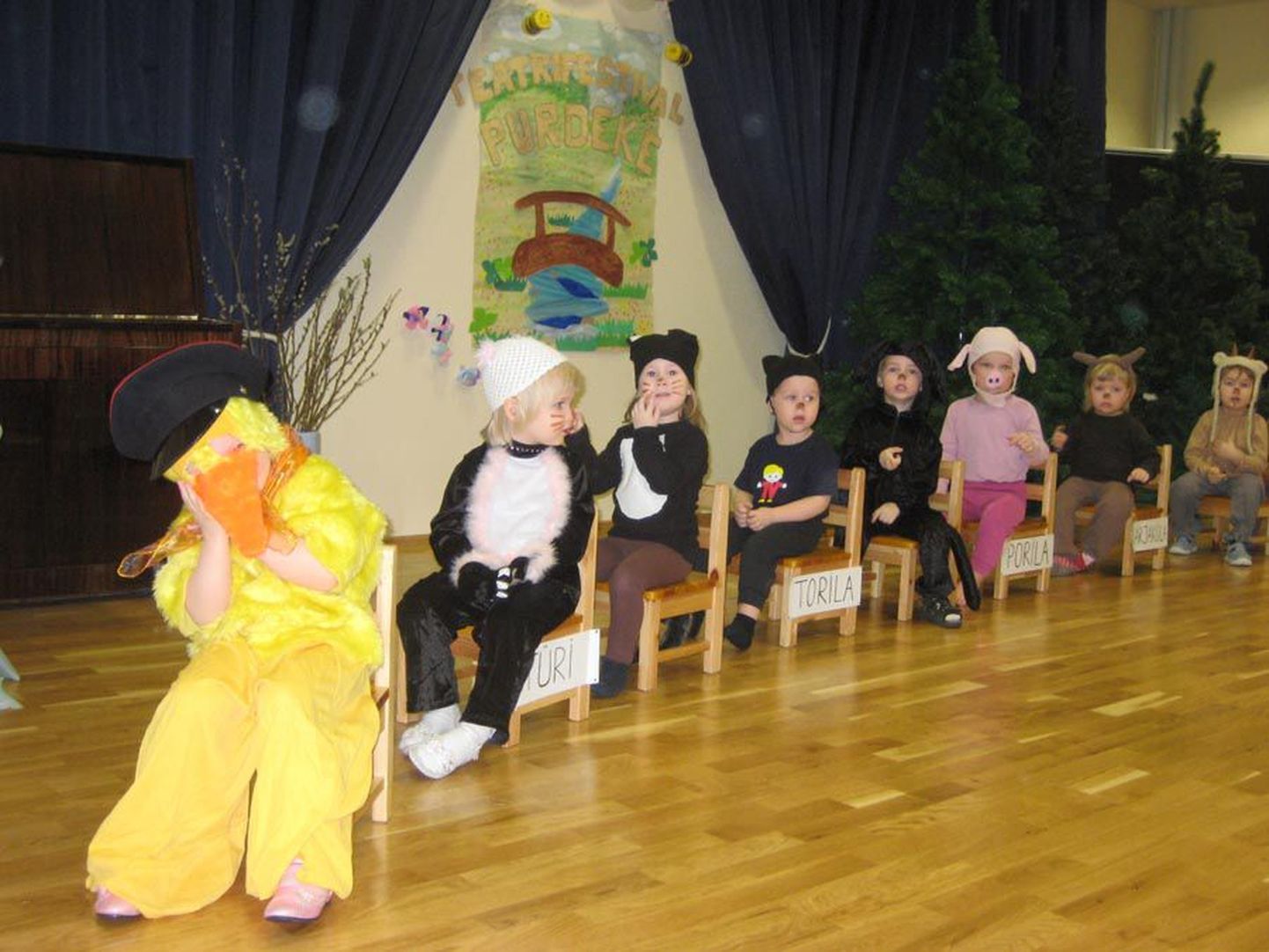 Lasteaia kõige pisemad, kaheaastased Pisimesila rühma lapsed esitasid lustaka «Rongisõidu» loo.