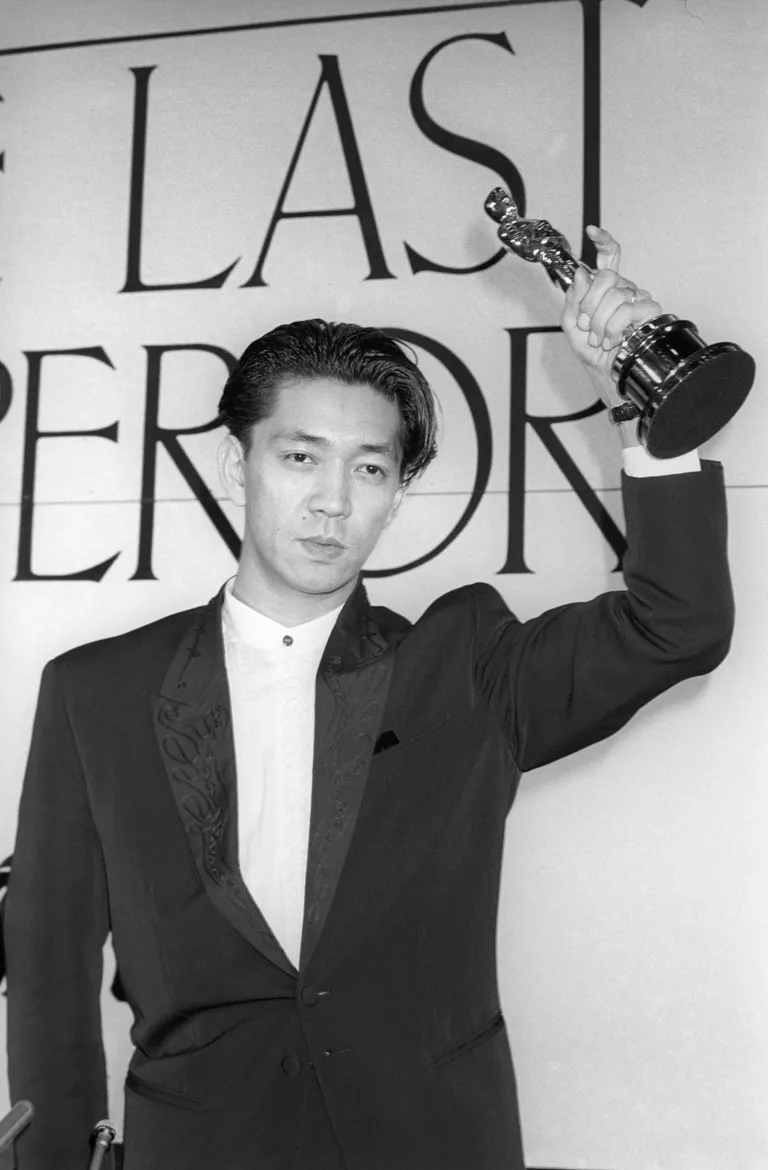 Rjuiči Sakamoto ar “Oskara” statueti par mūziku Bernardo Bertoluči filmai “Pēdējais imperators”. 1988. gada aprīlis, Tokija.