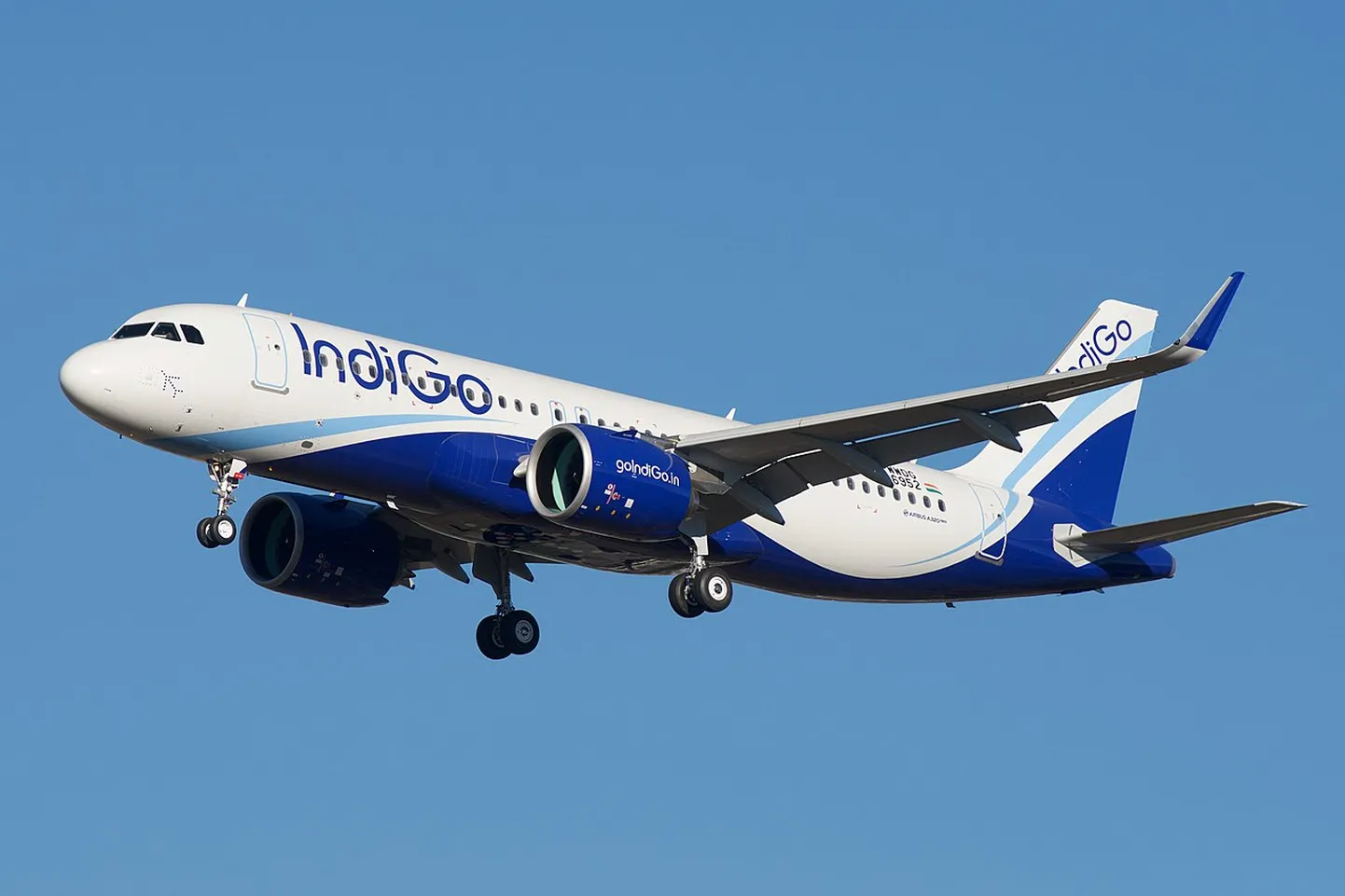 IndiGo on siiani keskendunud marsruutidele Aasias ja rakendanud low-cost ärimudelit, kus lisatasu võetakse söögi ja paljude teenuste eest.