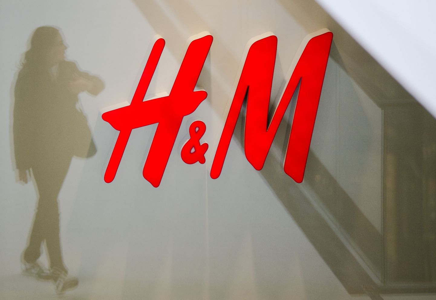 Эмблема H&M.