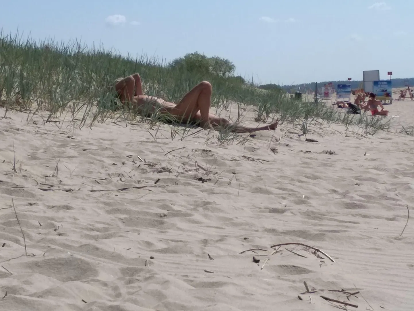 Pärnu naisterannas päevitajaid häiris eevatütardele mõeldud plaažiosale tükkinud mees, kes ennast paljaks kooris ja paariks tunniks liivale lebama jäi.