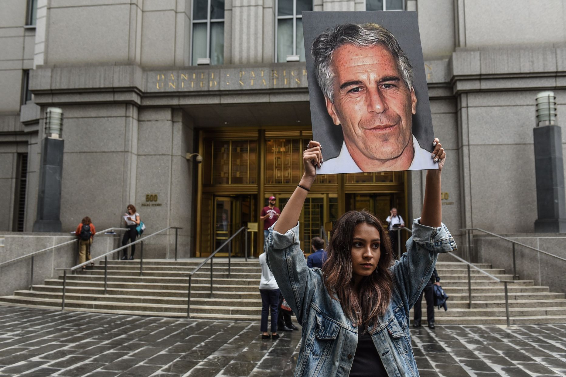 Protesteerija New Yorgis hoidmas Jeffery Epsteini pilti.