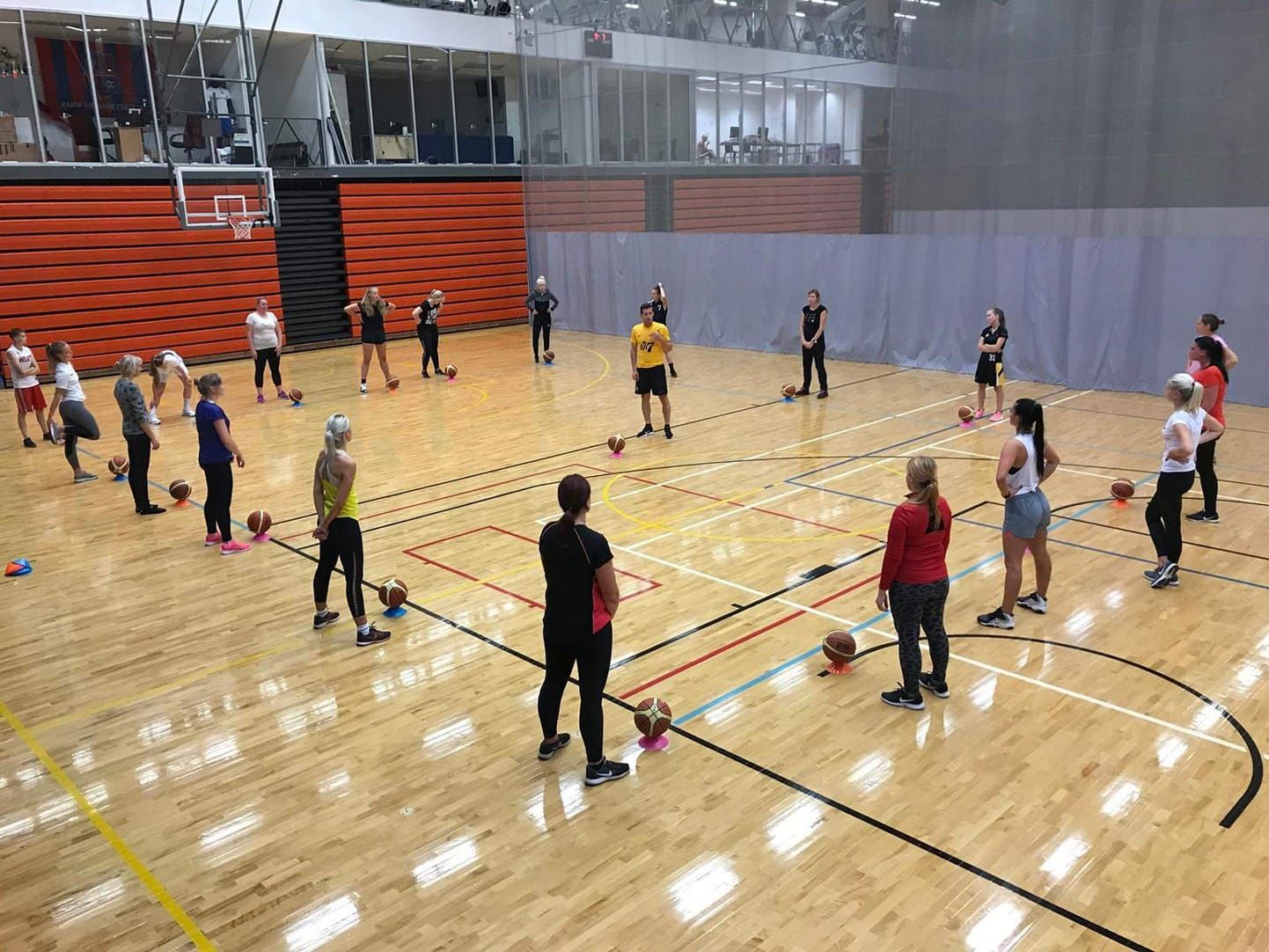 Naiste korvpallitreeningule Paides kogunes 20 huvilist.