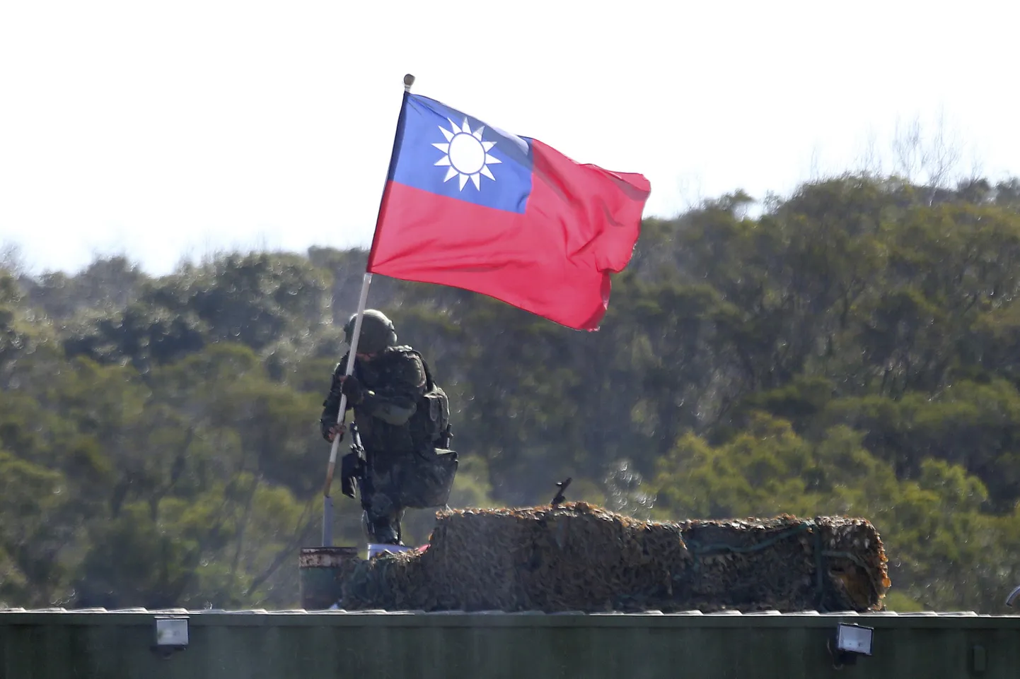 Taiwani sõdur sõjaväeõppustel lipuga.
