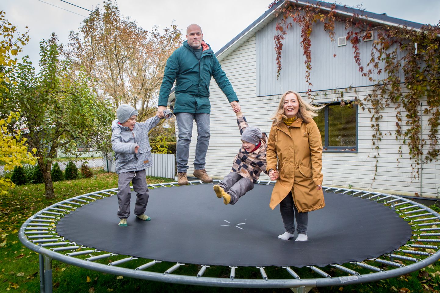 VABAS ÕHUS: Saaremaal sai perekond viimaks realiseerida unistuse olla vabas õhus looduse keskel.
