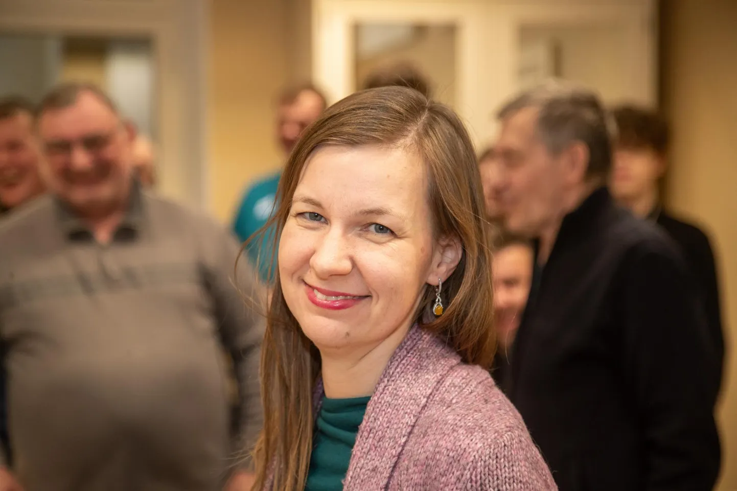 Dirigent Liisi Toomsalu ja meeskoor Sakala kooriproovis Viljandi muusikakooli ruumides.