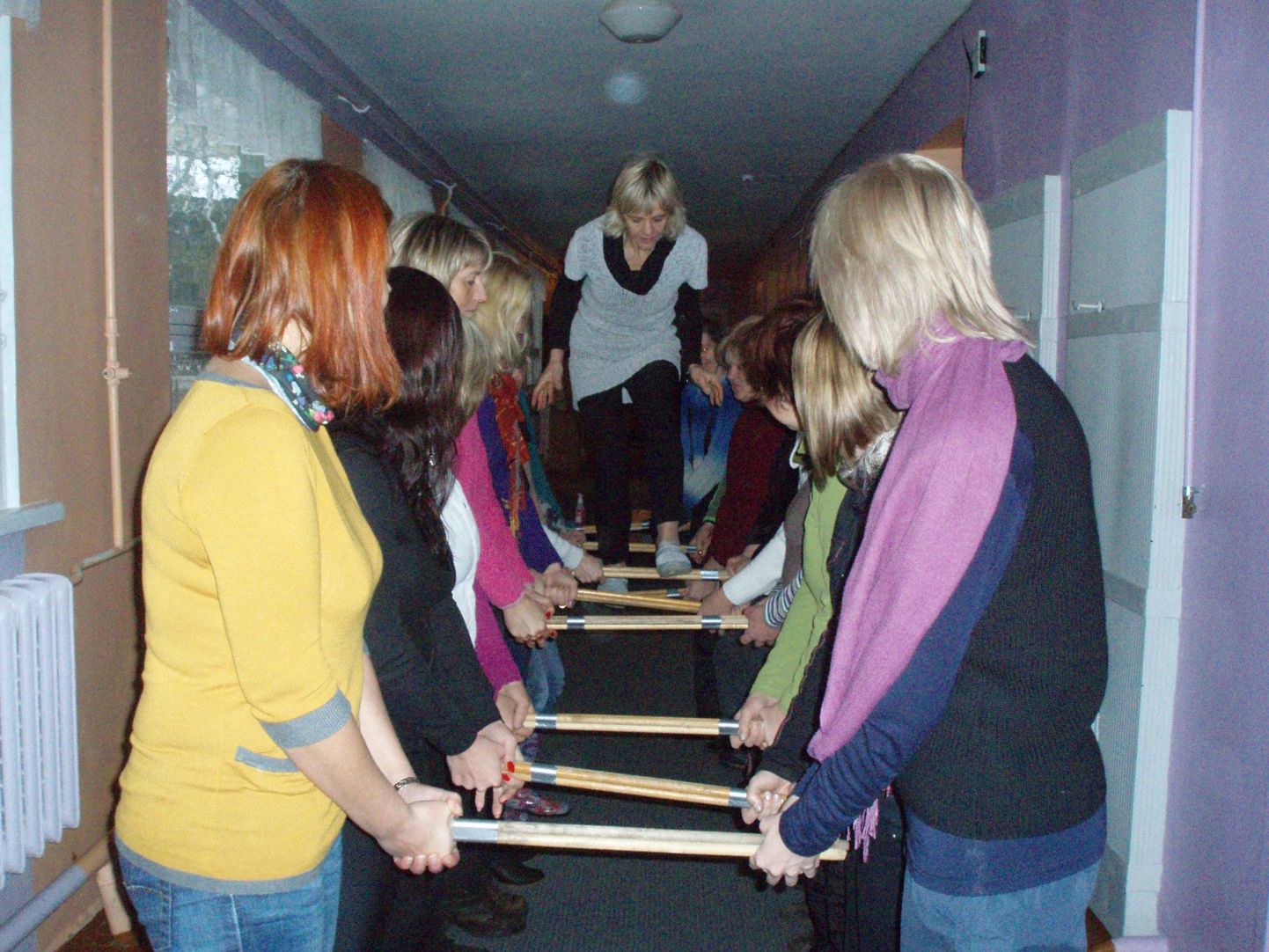 Pärnu õpetajad õppisid Raeküla koolis elamusmängude korraldamist.