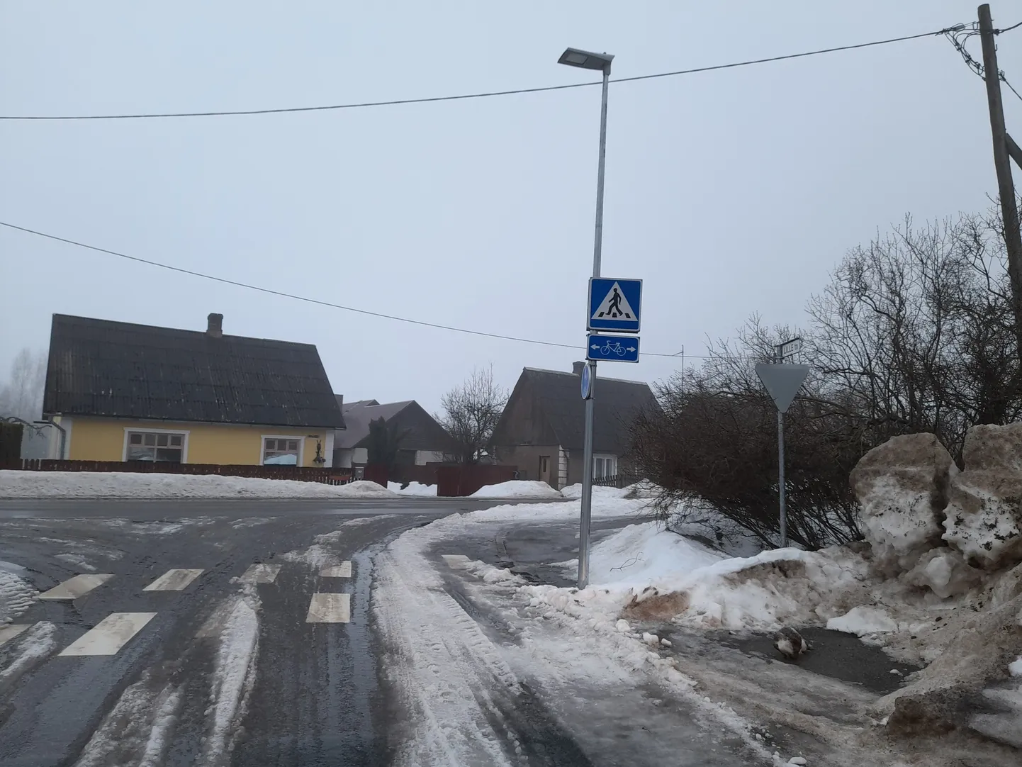 Valgas värvis keegi liiklusmärke hõbedaseks.