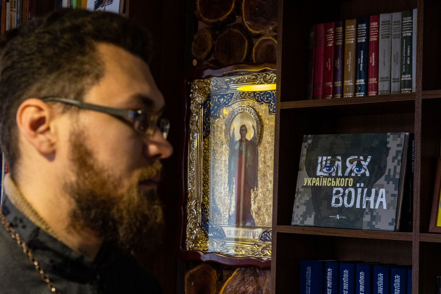 Reverend Roman Peretjatko z farnosti Saint Petro Mogyla Ukrajinské pravoslavné církve slibuje, že knihovna zničená okupanty bude ještě reprezentativnější, než byla kdysi, když se vrátil do Mariupolu..