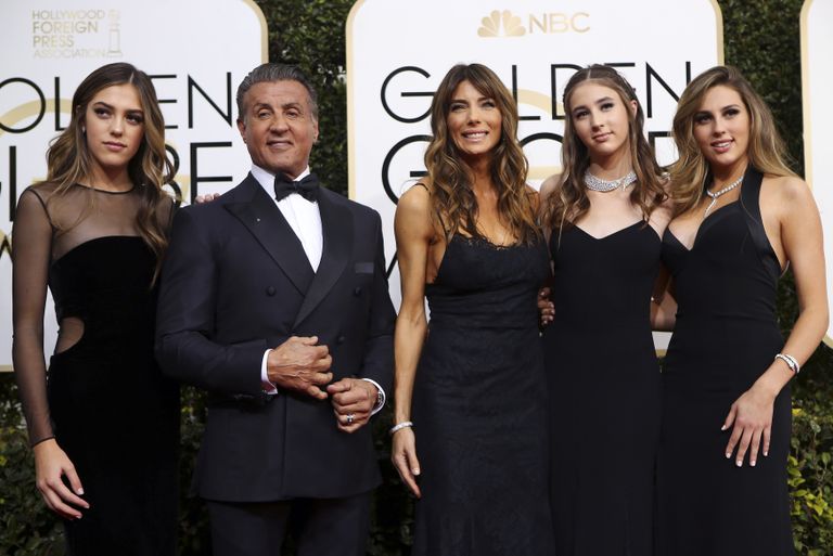 Sylvester Stallone koos naise Jennifer Flavini (keskel) ja kolme tütrega