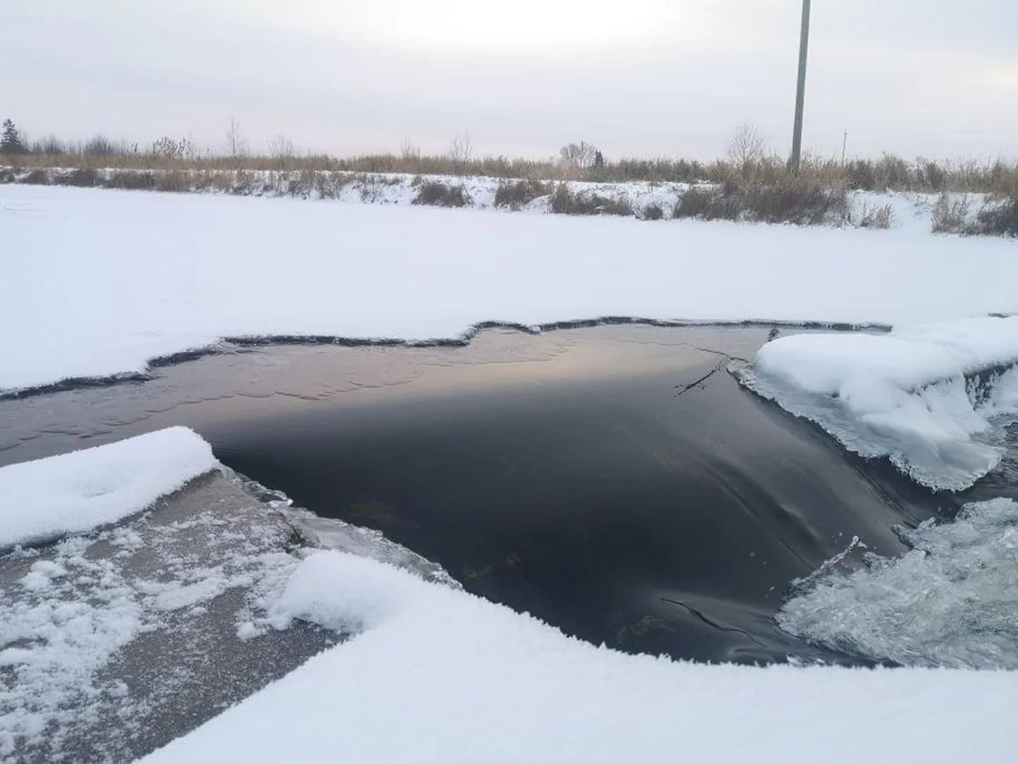 Osaliselt jäätunud Kadrina paisjärv.