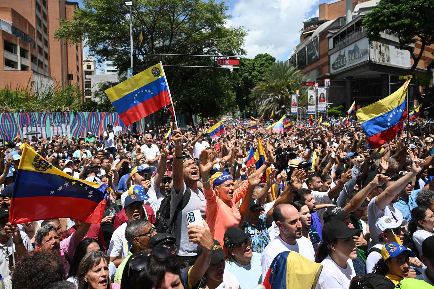 President Nicolas Maduro vastased meeleavaldajad Caracases.