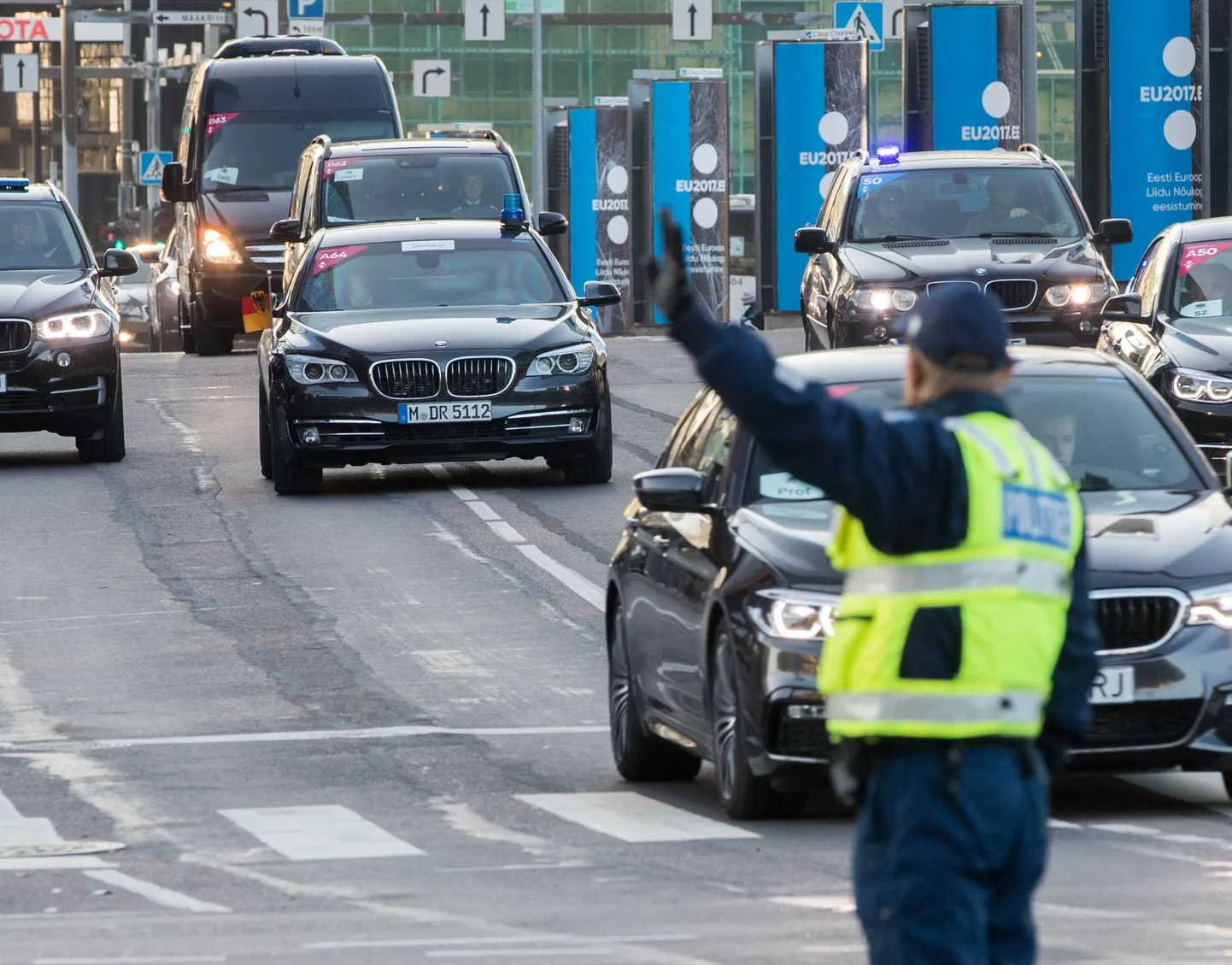 Lennujaama suunduvad korteežid Rävala pst ja Tartu mnt ristmikul.