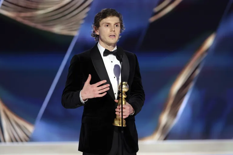 Evan Peters võitis inimsööjast sarimõrvari Jeffrey Dahmeri kehastamise eest oma esimese Kuldgloobuse.