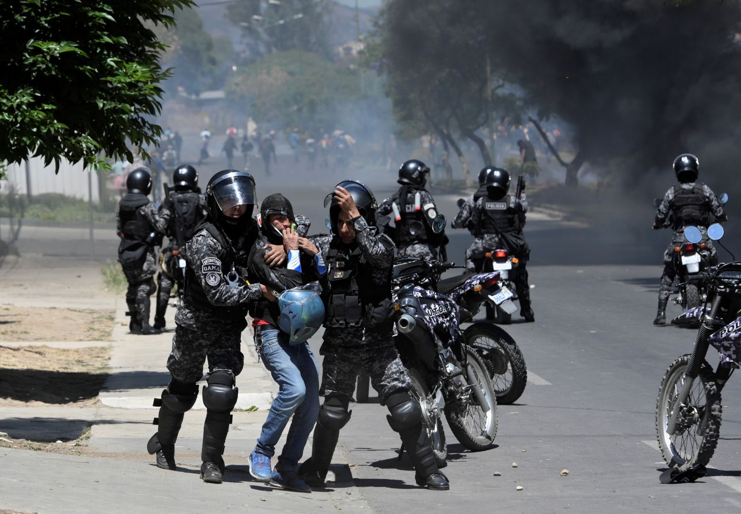 Märulipolitsei Cochabambas tegutsemas.