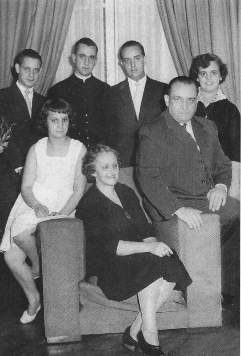 Tulevane paavst Jorge Mario Bergoglio (tagumises reas vasakult teine) perekonnaga. Tema vasakul käel seisab vend Alberto Horacio, paremal käel vend Oscar Adrian ja õde Marta Regina. Ees istuvad õde Maria Elena, ema Regina Maria Sivori ja isa Mario Jose Bergoglio.