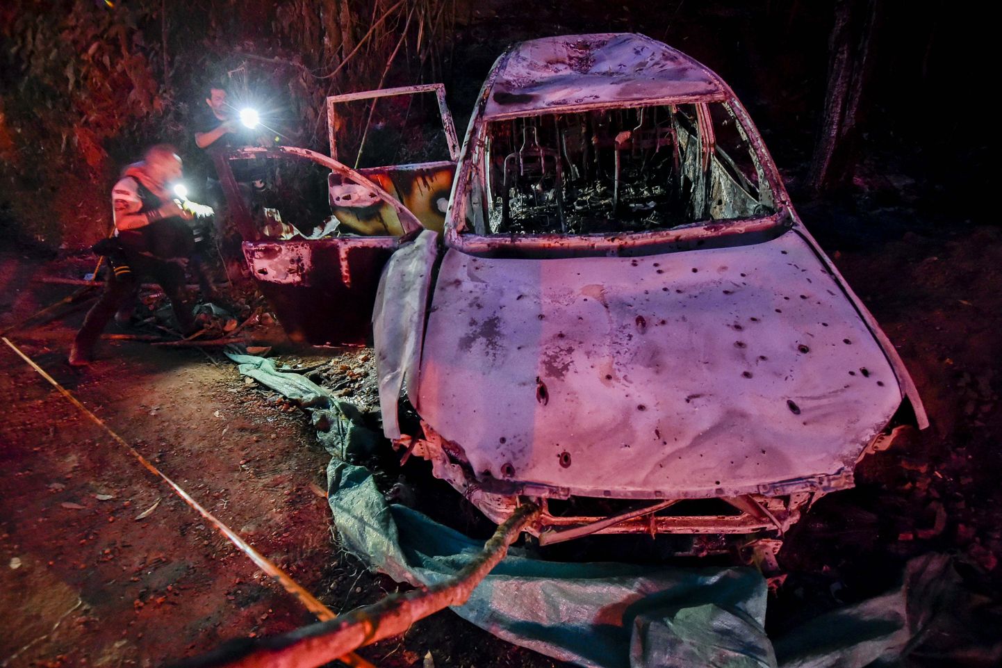 Foto põlenud soomustatud autost Colombias Cauca departemangus, kus pühapäeval korraldatud rünnakus sai teiste seas surma Suáreze linnapeakandidaat Karina Garcia.