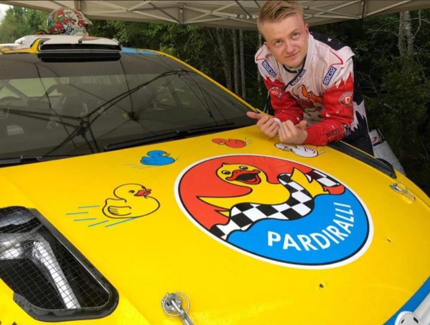 Gustav Kruuda poseerimas oma pardiauto kapotil.