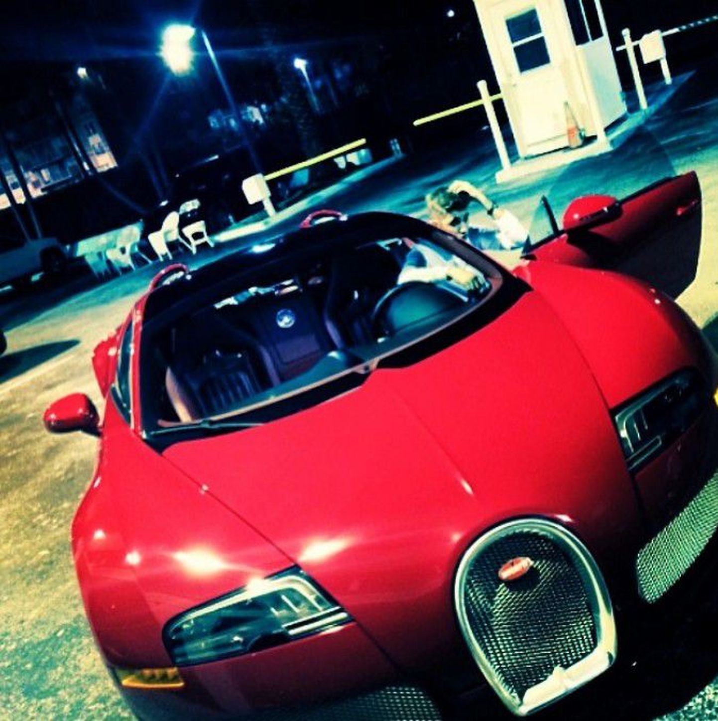Justin Bieber oma uue Bugattiga