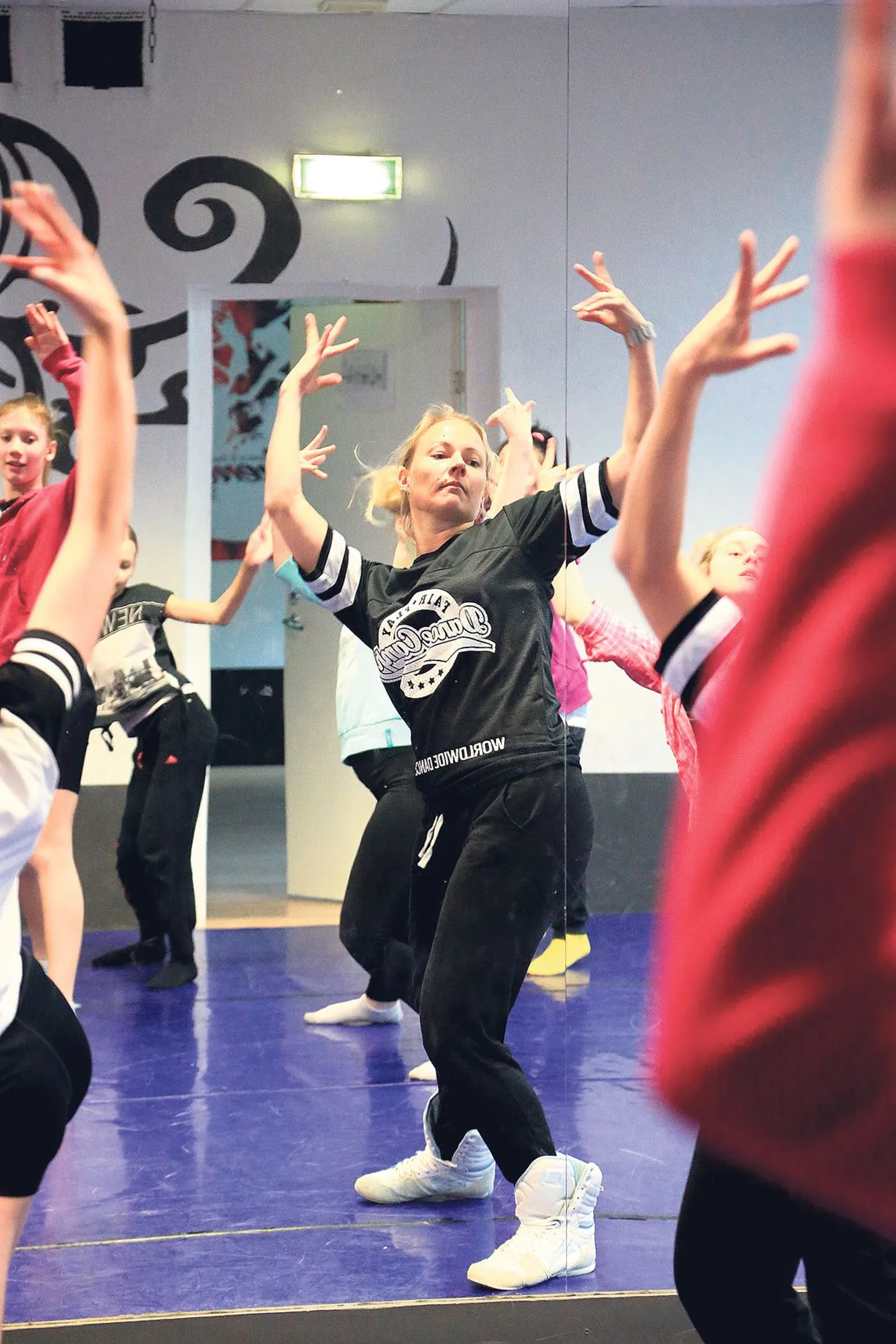 Helen Kalberg on mõne kuu ametis olnud Tartu linna turundusjuhina, aga kümned noored tartlased teavad teda kui ägedat tantsutreenerit. Pilt on tehtud kolmapäevaõhtuses tantsutrennis Anne noortekeskuses.