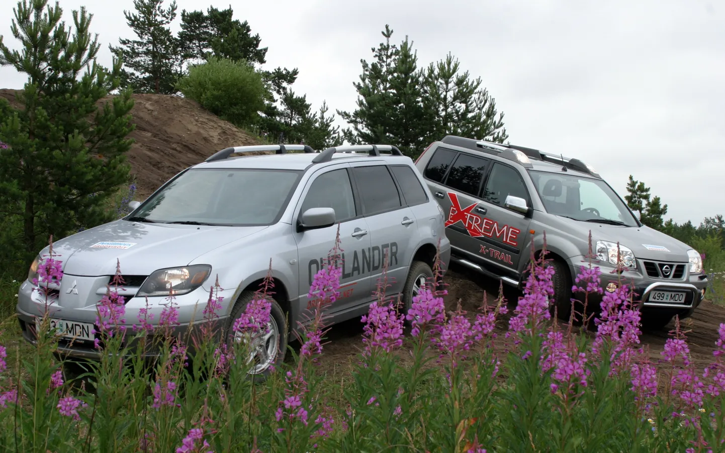 Pilt on illustratiivne. Pildil on Mitsubishi Outlander ja Nissan X- TRAIL.