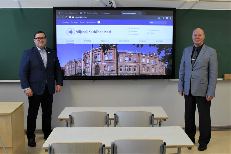 Viljandi linnapea Madis Timpson (vasakul) ja Kesklinna kooli direktor Aavo Soopa uudse tahvliga.