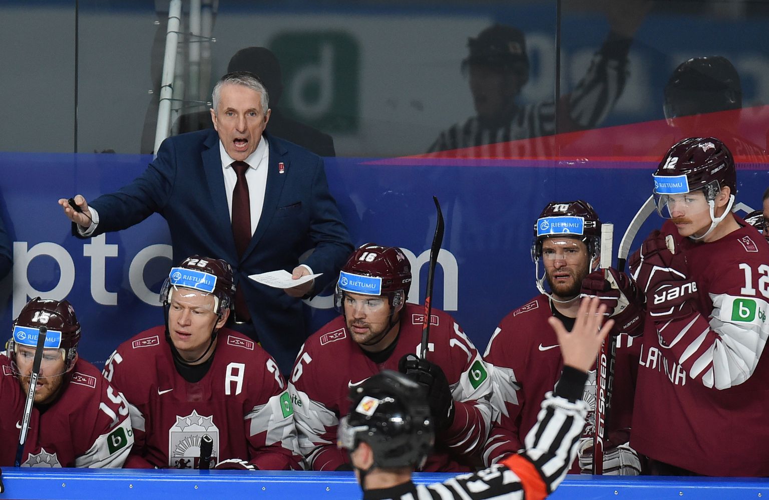 Latvijas hokeja izlases galvenais treneris Bobs Hārtlijs un izlases spēlētāji