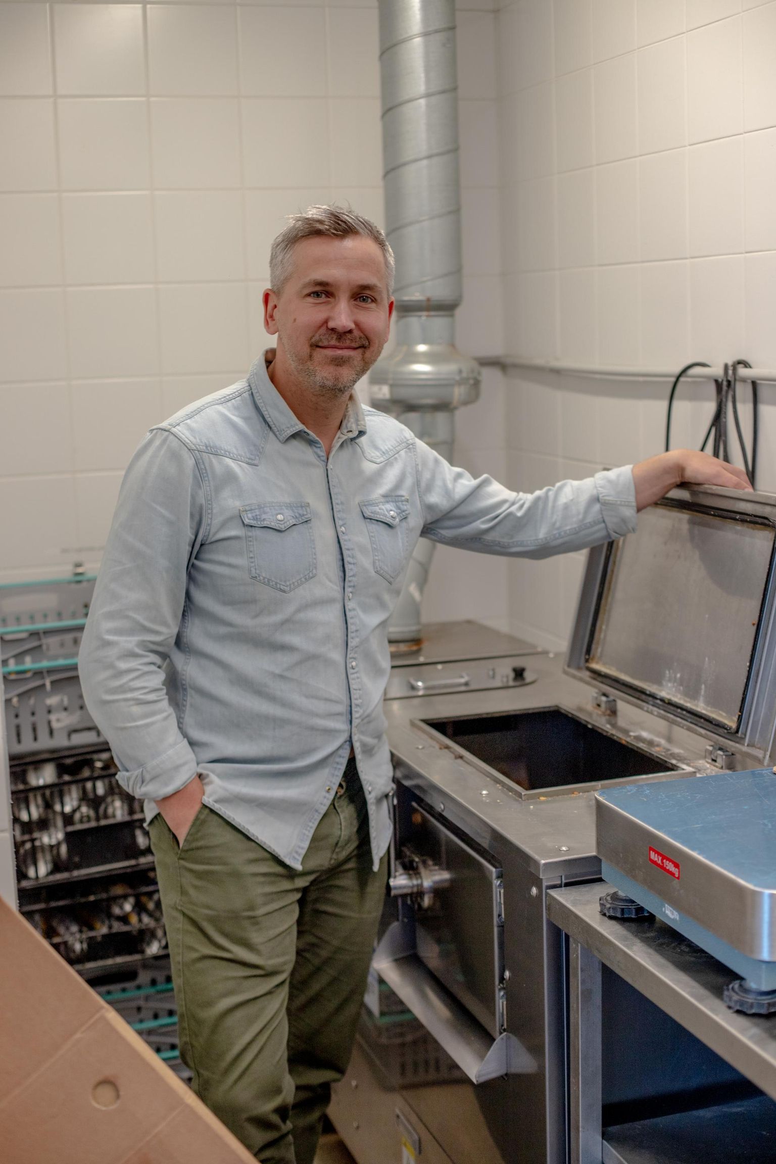 Peeter Pihel näitab Fotografiska köögis kompostrit, mille sees on 110 kraadi soojust ja 40 protsenti niiskust.