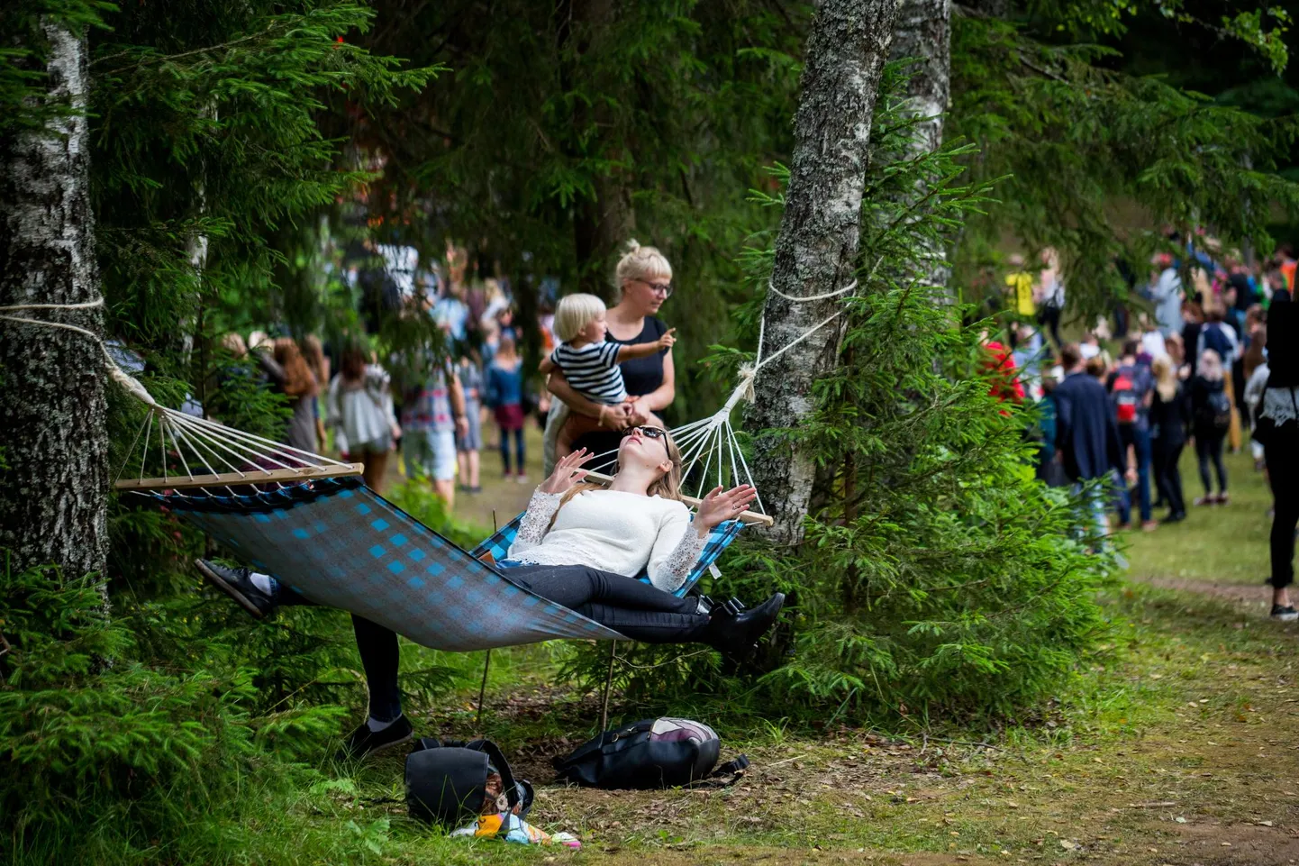 Neitsi naudib uinakut diivanil või lõõgastumist värskes õhus.