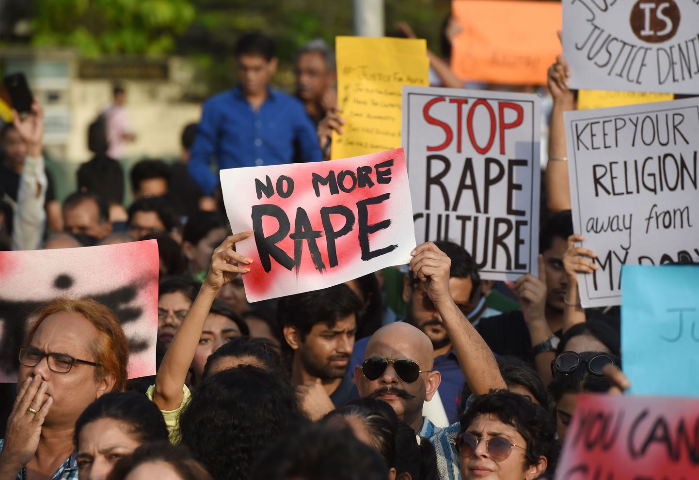 Mumbai elanikud avaldamas meelt Indias üha sagenevate vägistamiste vastu.