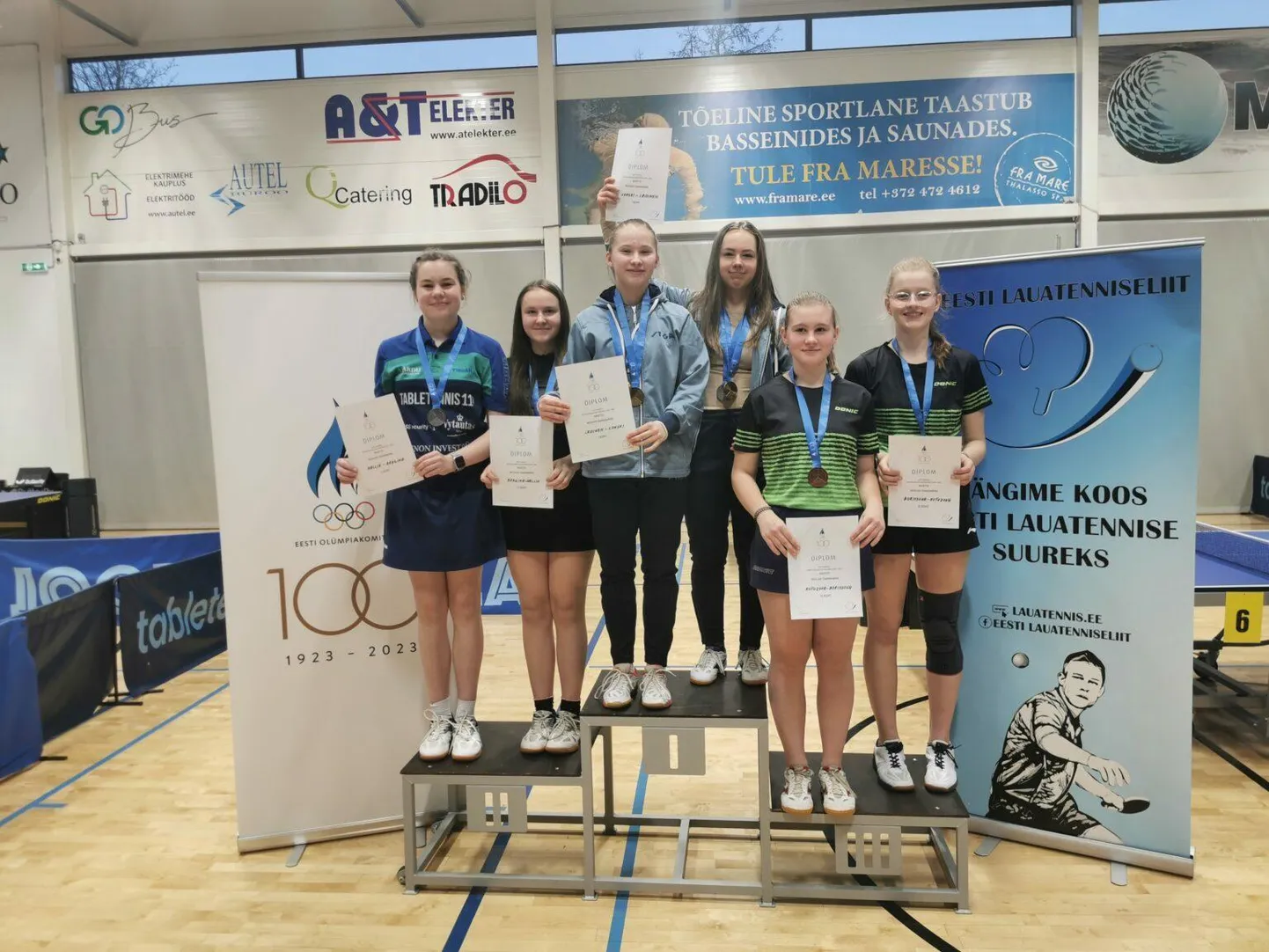 Angela Laidinen (poodiumi kõrgeimal astmel vasakul) ja Valerie Lonski võitsid tiitli paarismängus.