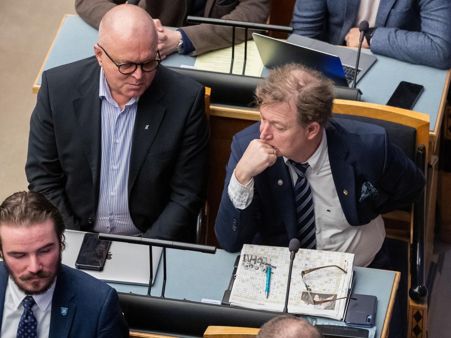Urmas Espenberg (paremal) ei järginud EKRE liini ning hääletas Tallinna volikogus linnapea umbusaldamise poolt. Nüüd ei kuulu ta enam EKREsse ega ka volikogusse.