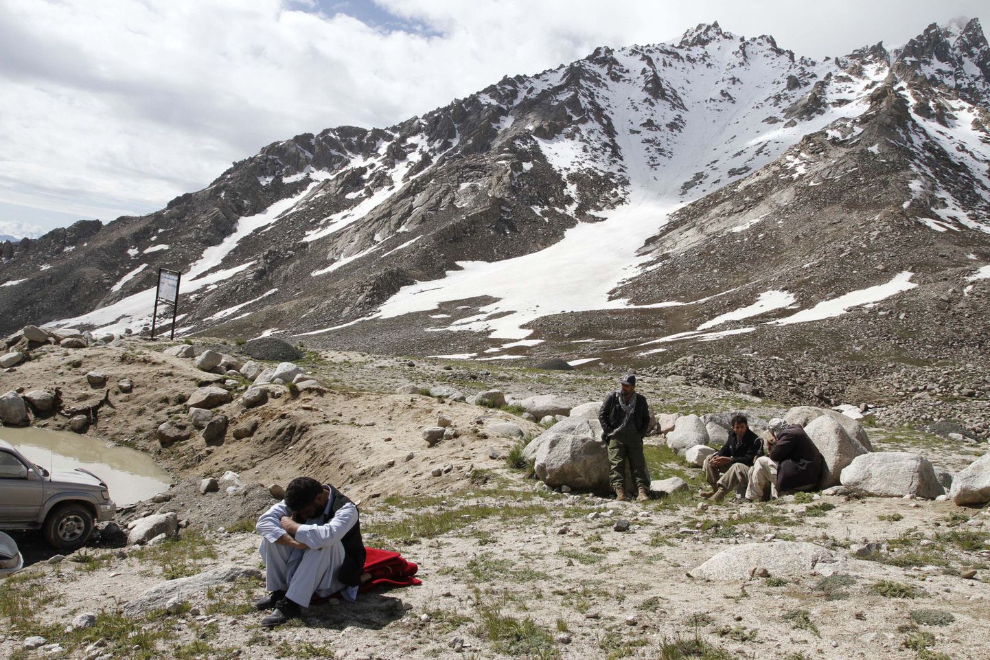 Lähedaste saatuse pärast muretsevad afgaanid Salangi mäekuru lähistel, kus AN-24 kukkus alla üleeile.