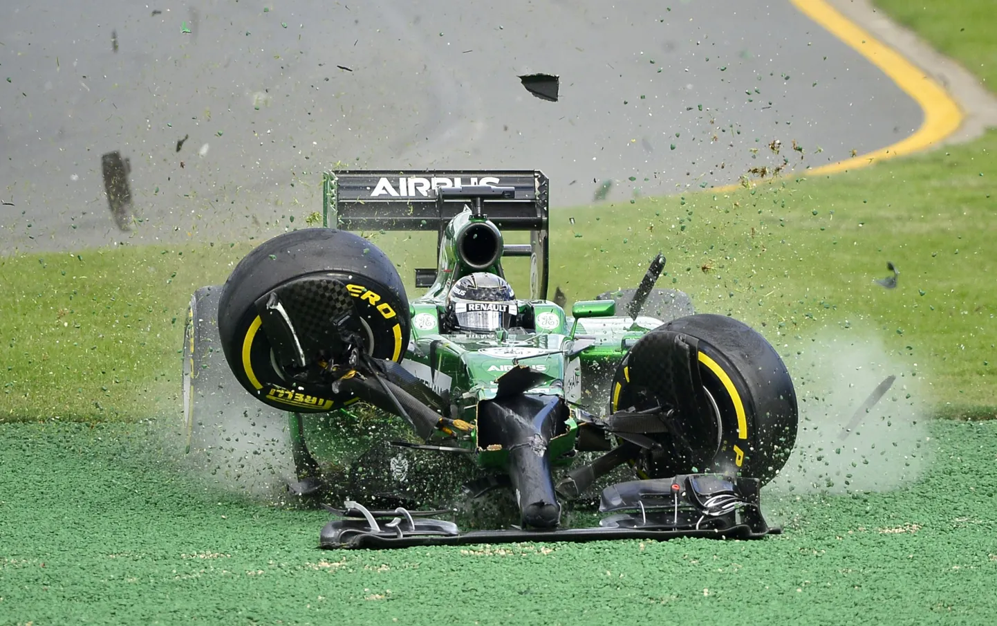 Caterhami sõitja Kamui Kobayashi avarii tänavusel Austraalia etapil.