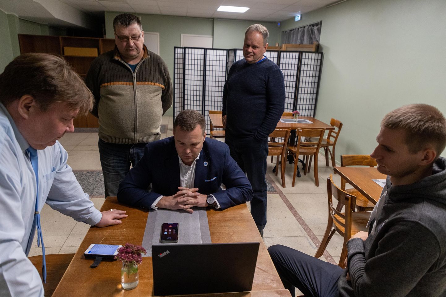 Paides Teatri kohvikus sisse seadnud EKRE Järva valla valimisnimekirja liider Valdo Helmelaid (istub) pidas kohe peale valimistulemuse selgumist kõnelusi kõikide teiste valimisnimekirjadega.