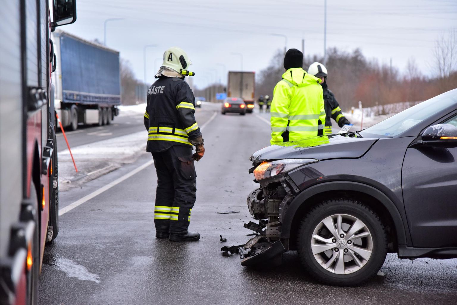 Kolmapäeval kella 15.45 ajal juhtus Viljandi ringteel liiklusõnnetus: kokku põrkasid sõiduauto ja veok.