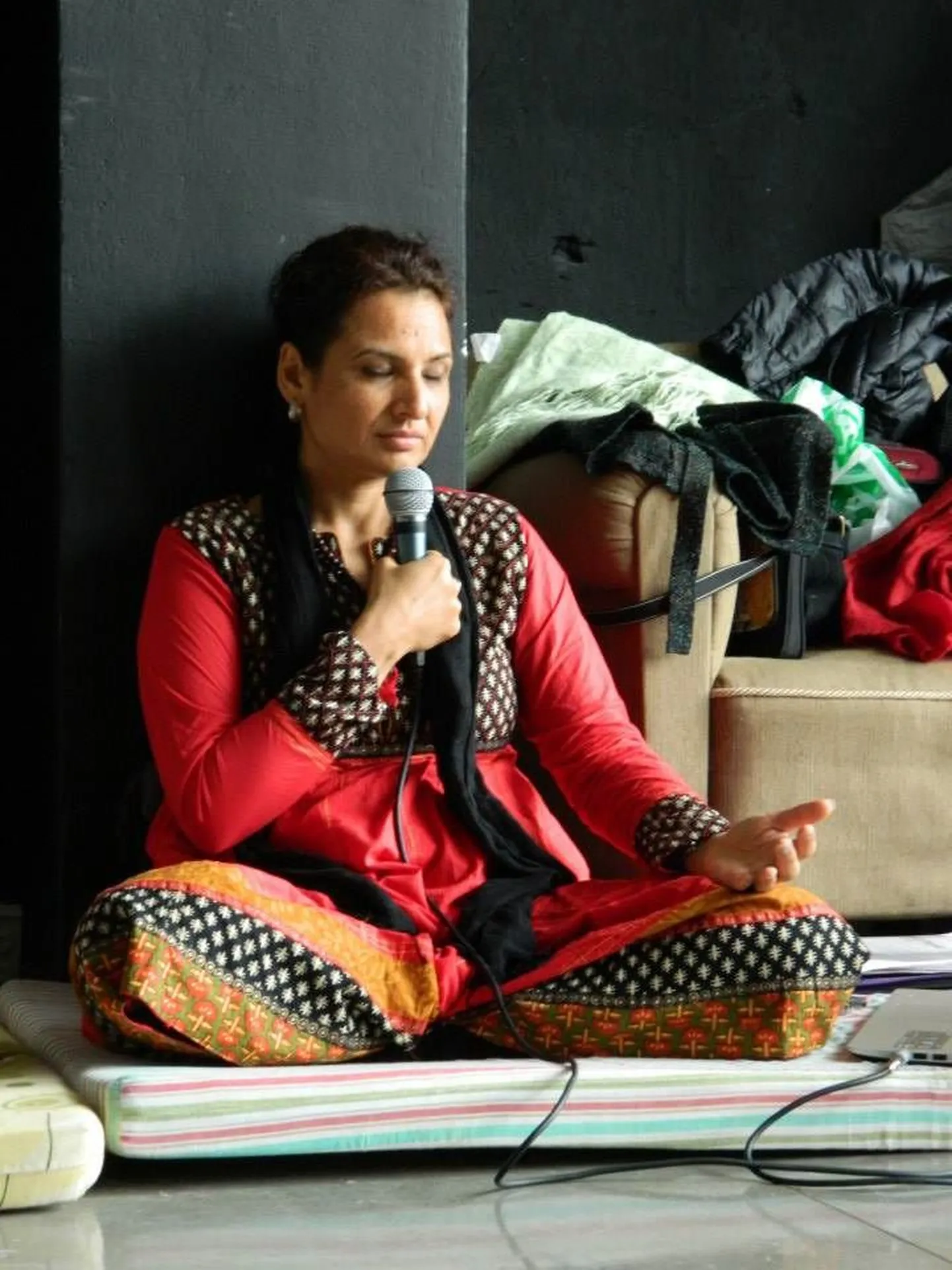 SINDHU PREM omab enam kui 15-aastast meditatsiooni ja tervendamise teraapiate praktilist kogemust