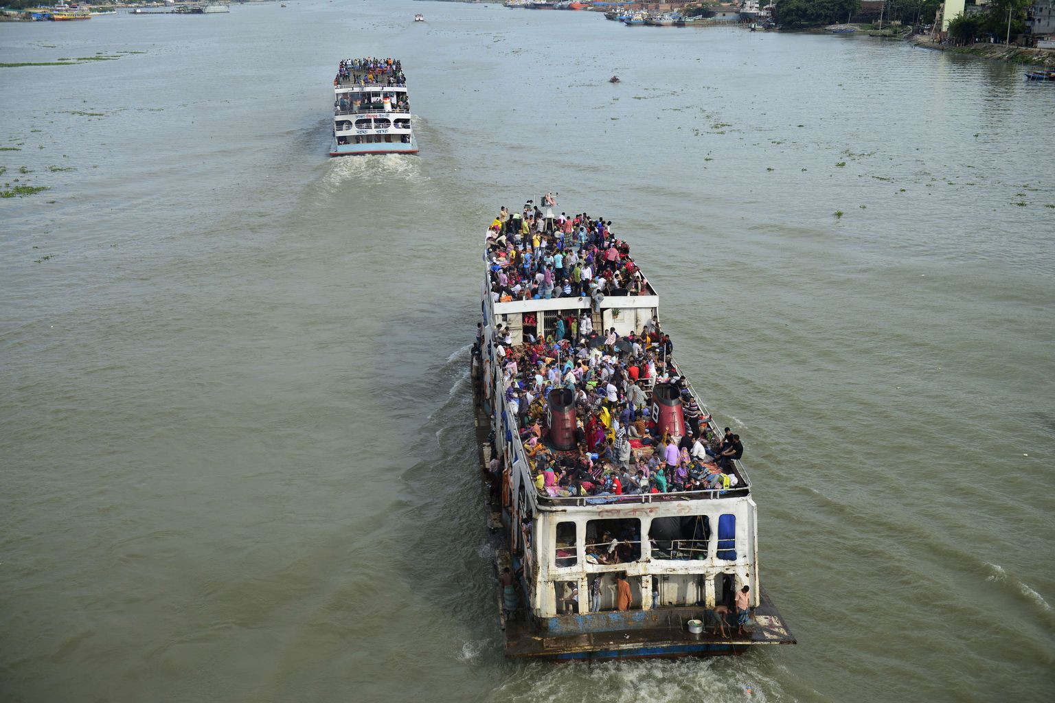Ülerahvastatud praam möödunud nädalal pealinna Dhaka lähedasel jõel.