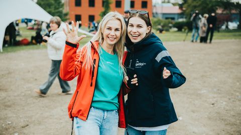 MEKLĒ SEVI! ⟩ Cilvēki apmeklē Getliņu tomātu un gurķu festivālu, kur notika kaiju saucienu atdarināšanas sacensības
