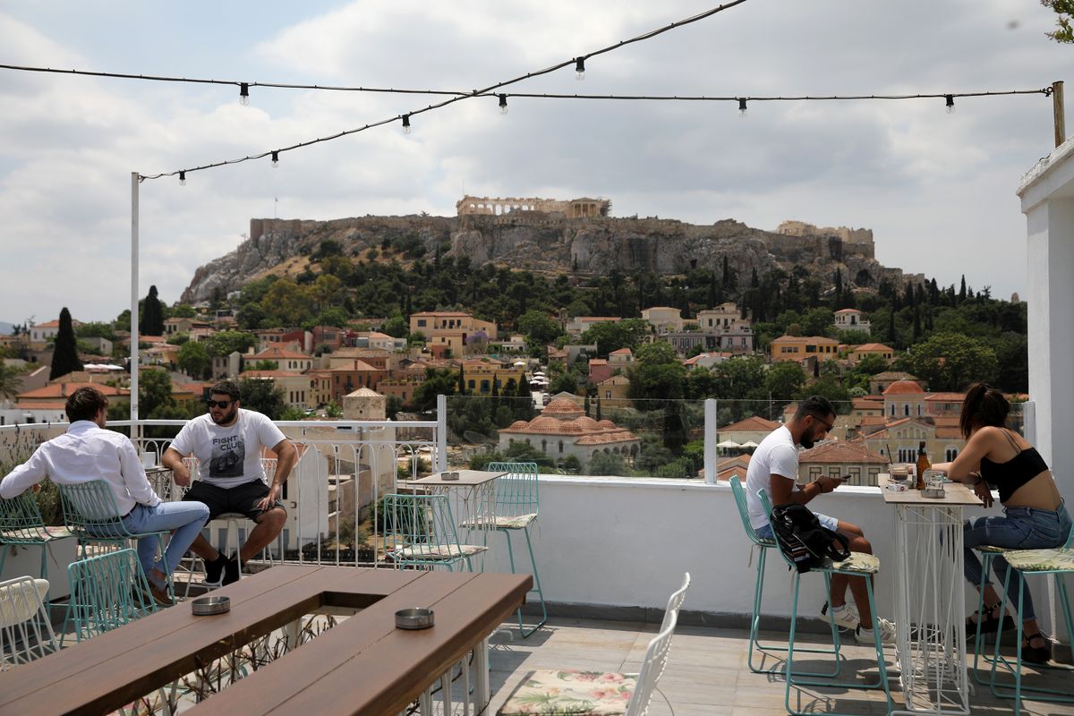 Ateenlased nautimas kohvikus vaadet Akropolile.