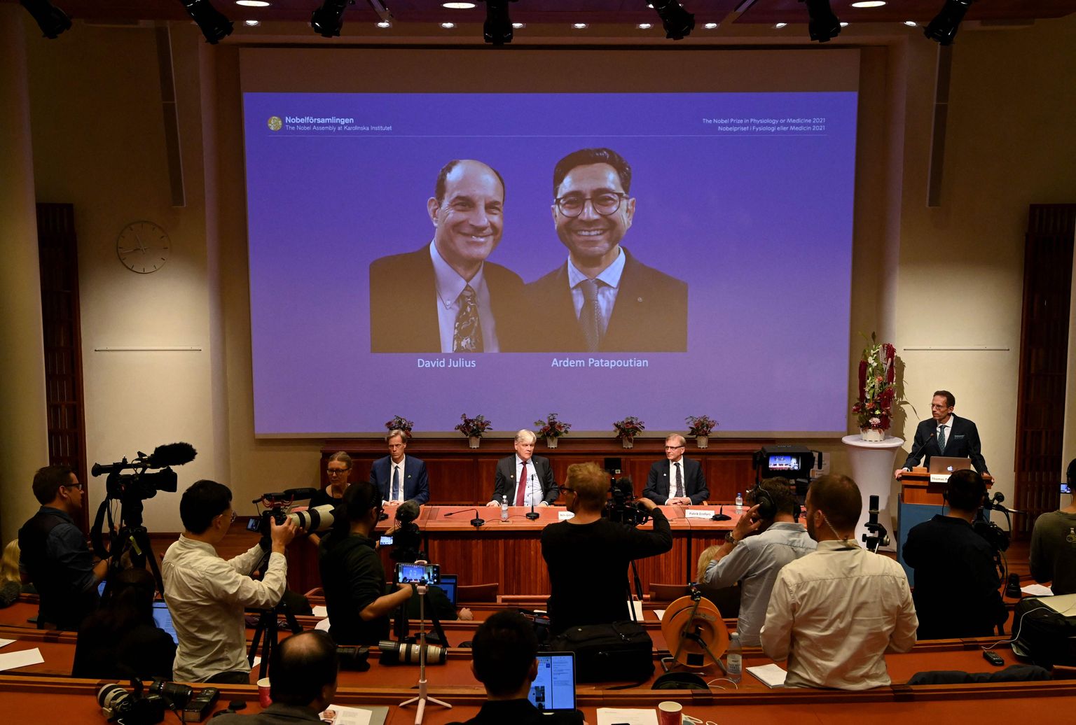 2021. aasta Nobeli füsioloogia- või meditsiiniauhinna laureaadid David Julius (vasakul) and Ardem Patapoutian (paremal) ekraanil tänasel pressikonverentsil Karolinska instituudis.