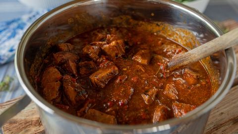 Ei paprika ega tomatipasta: see koostisosa annab guljašile õige sügava värvuse