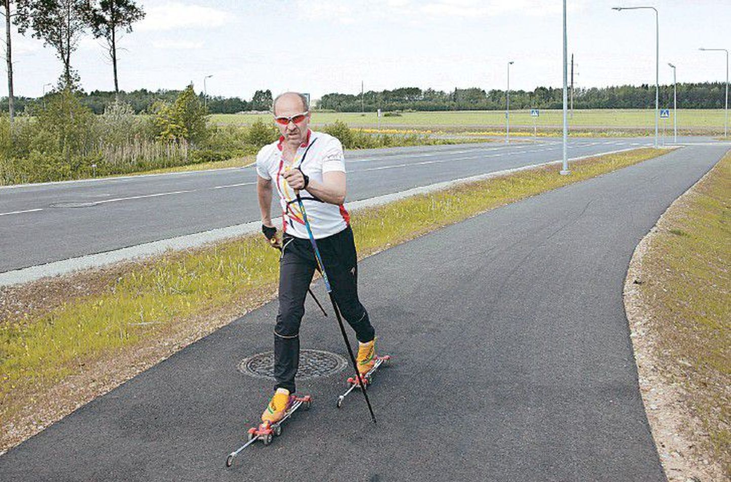В рамках проекта развития Narva Futura дороги построены на европейские деньги, но ни одного здания на этой территории пока не возведено. В понедельник по велодорожке катался один-единственный спортсмен на роликовых лыжах.